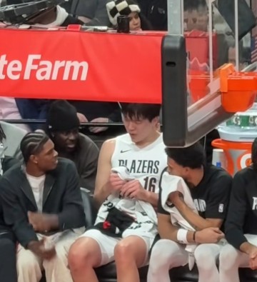 小杨血痕累累惊呆朱哥！队医帮杨瀚森处理伤口 小杨和亨德森热聊